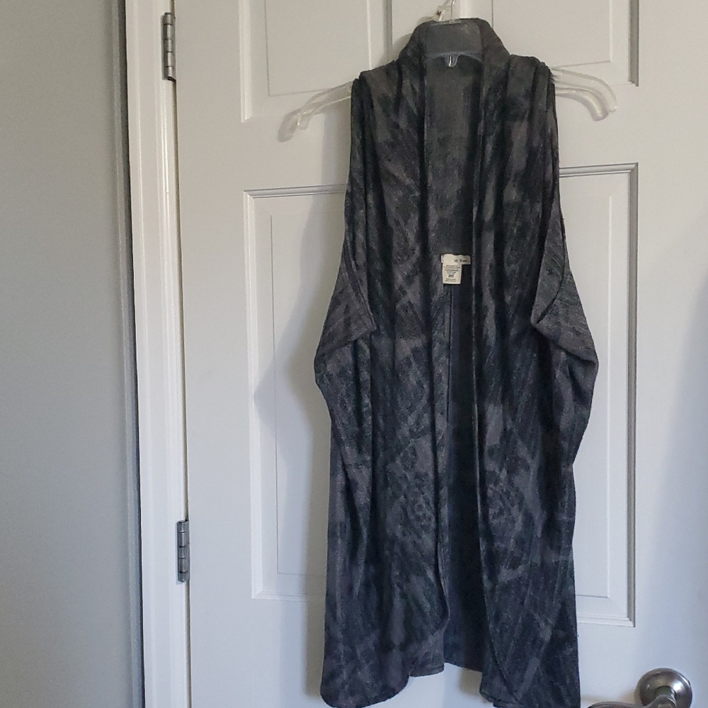 M Rena Floral Gray/Black  Sleeveless Cardigan